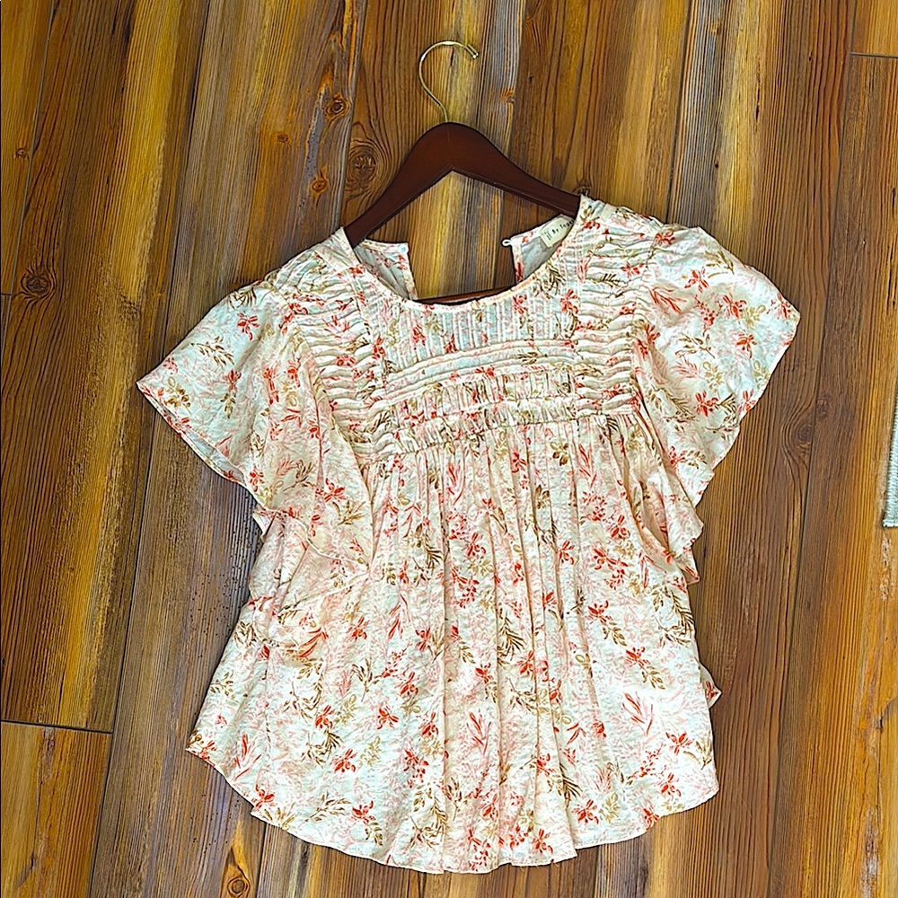 Beautiful light and airy top